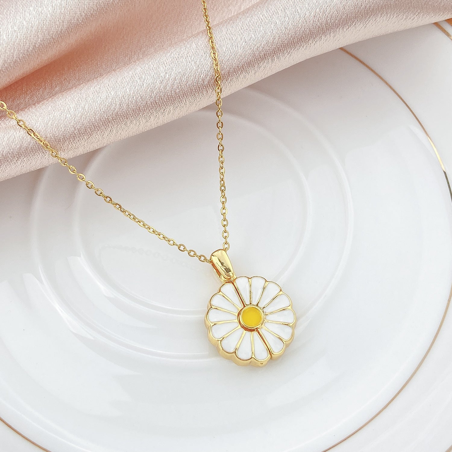 Small Daisy Necklace Openable Pendant