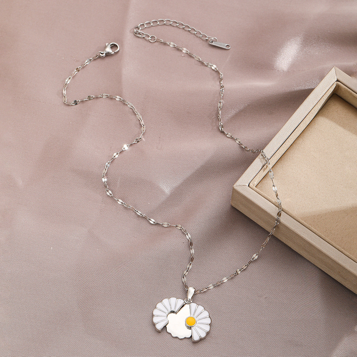 Small Daisy Necklace Openable Pendant