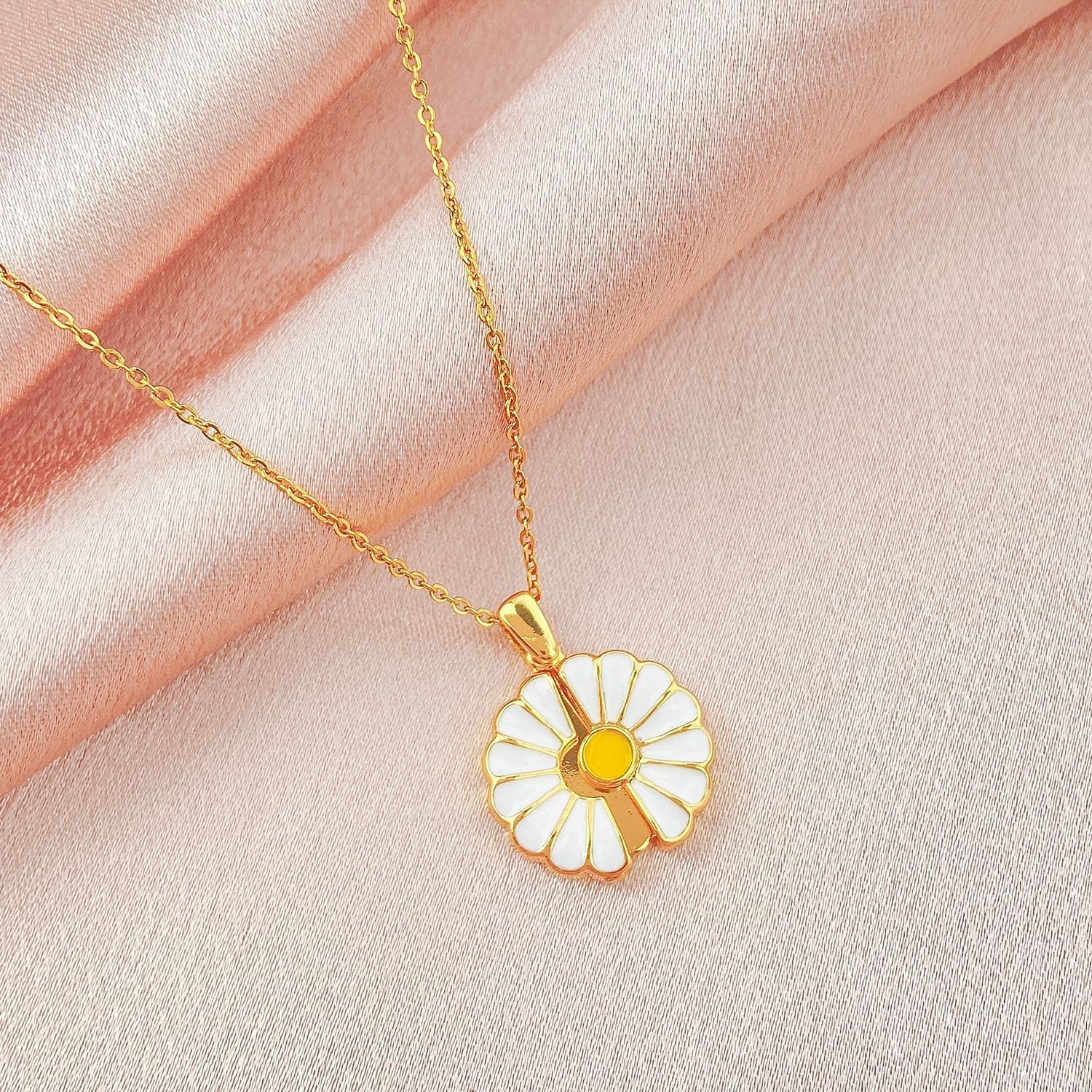 Small Daisy Necklace Openable Pendant