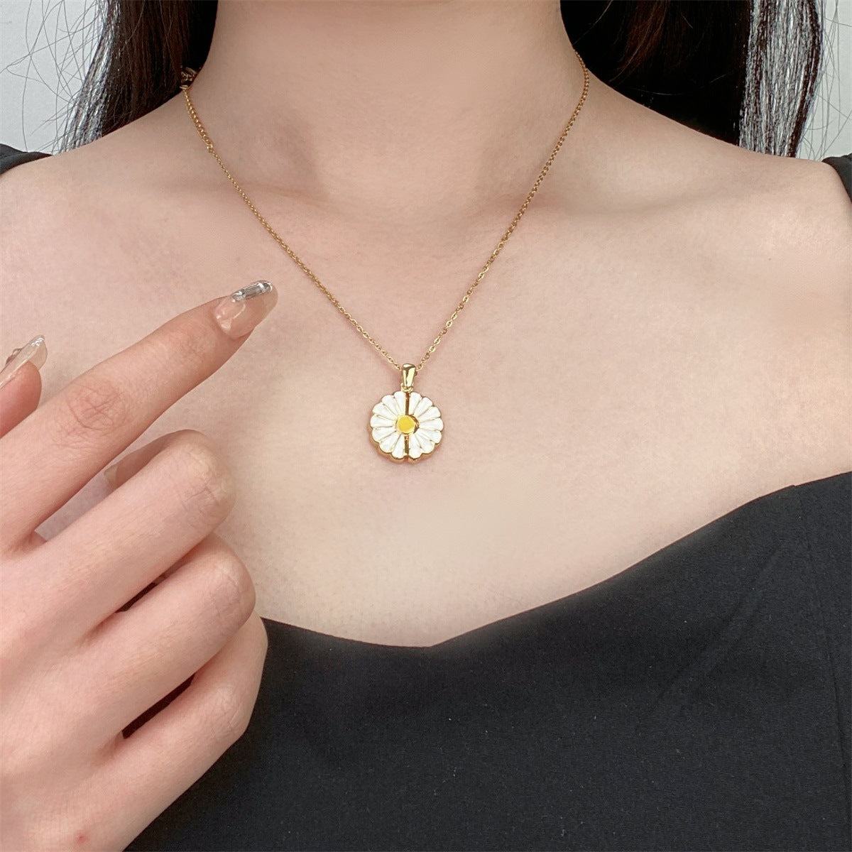 Small Daisy Necklace Openable Pendant